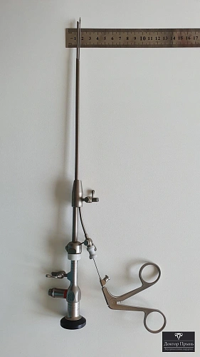 Модель матки и гистероскоп с линейкой — пример офисной гистероскопии